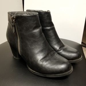 Rialto 7.5 Black Zipup Booties
